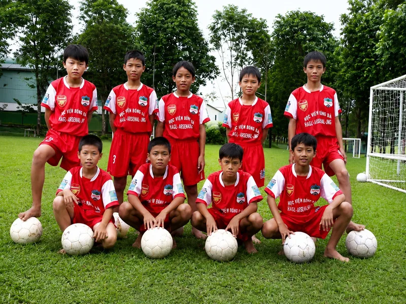 Nguyễn Tuấn Anh (hàng trên thứ 2 từ phải sang)thời trẻ trong màu áo học viện HAGL, giai đoạn đặt nền móng cho sự nghiệp
