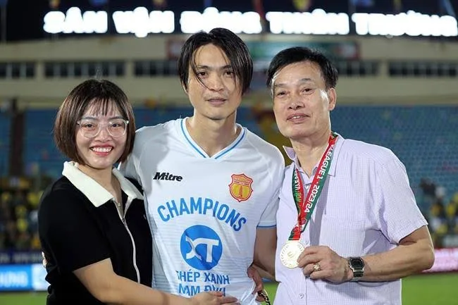Nguyễn Tuấn Anh trong màu áo Thép Xanh Nam Định, nơi anh giành những danh hiệu V.League đầu tiên