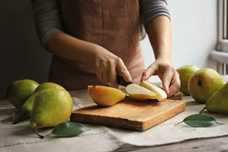 Lê tươi kết hợp cùng sữa chua hoặc yến mạch tạo thành bữa phụ hoàn hảo.